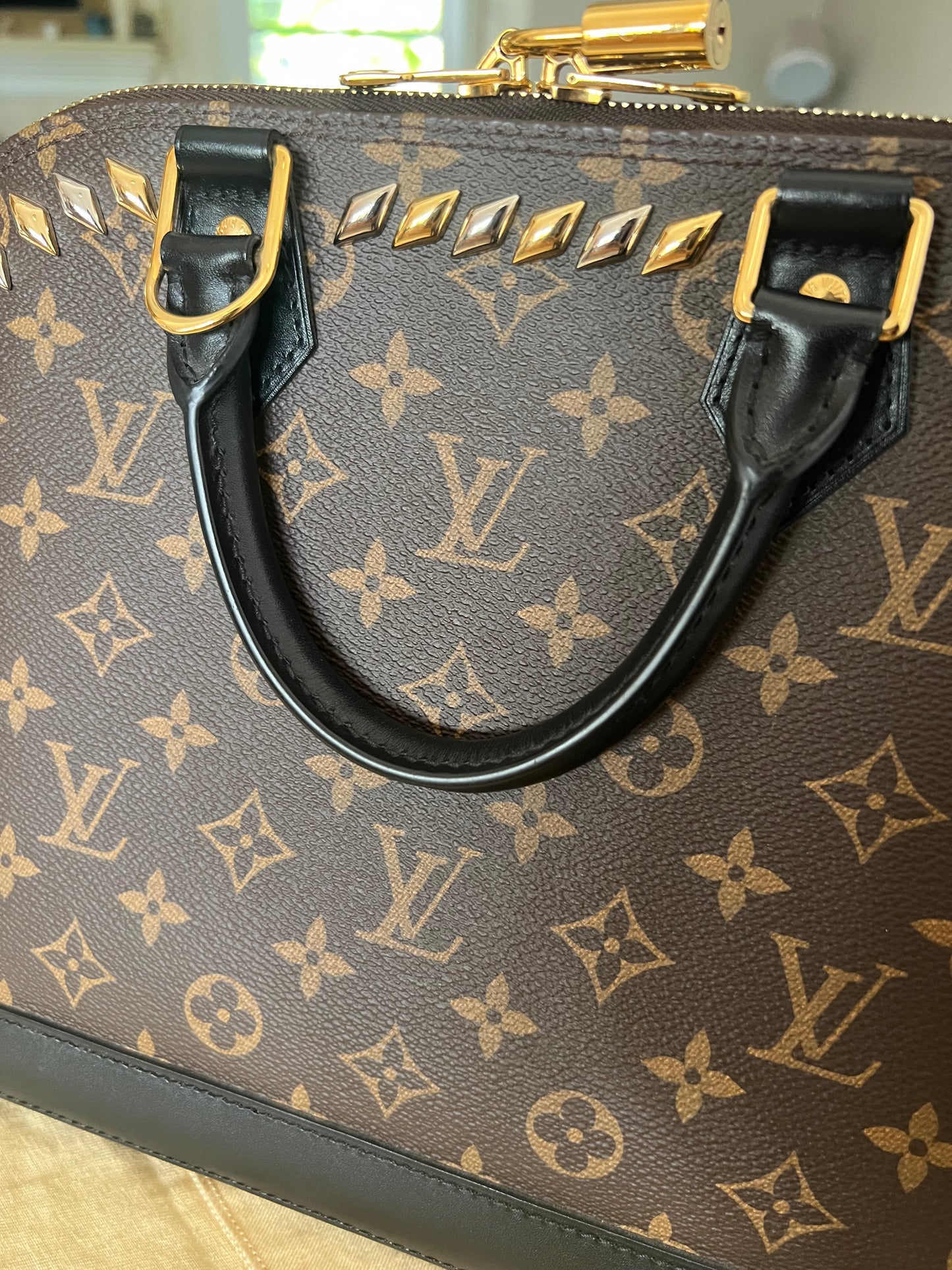 Alma PM Metal Stones