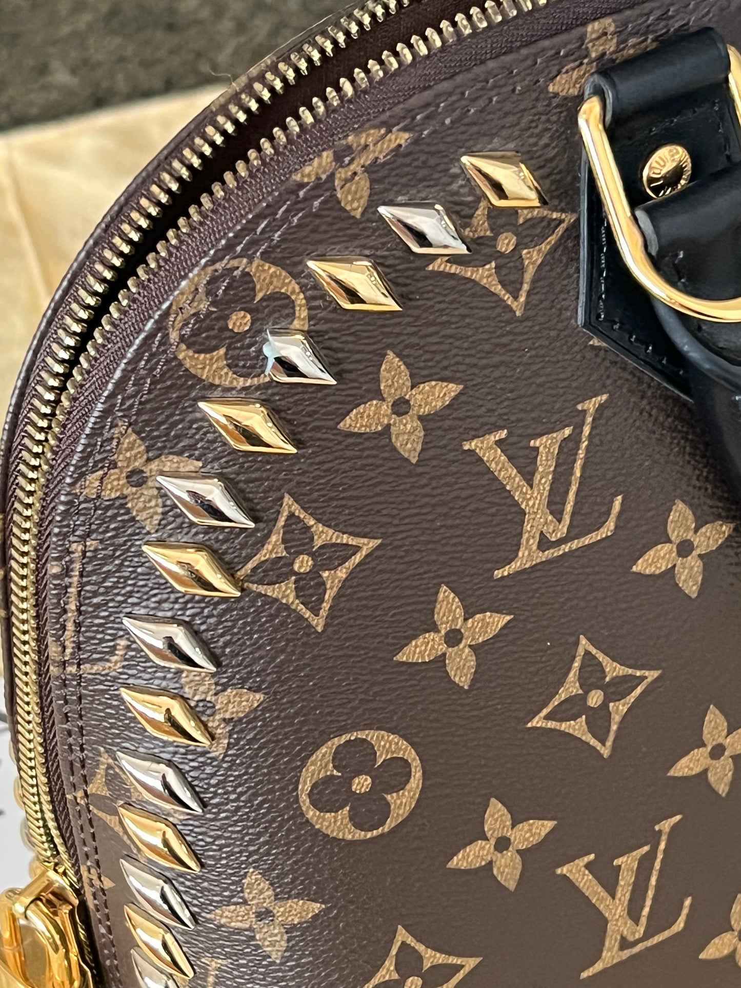 Alma PM Metal Stones