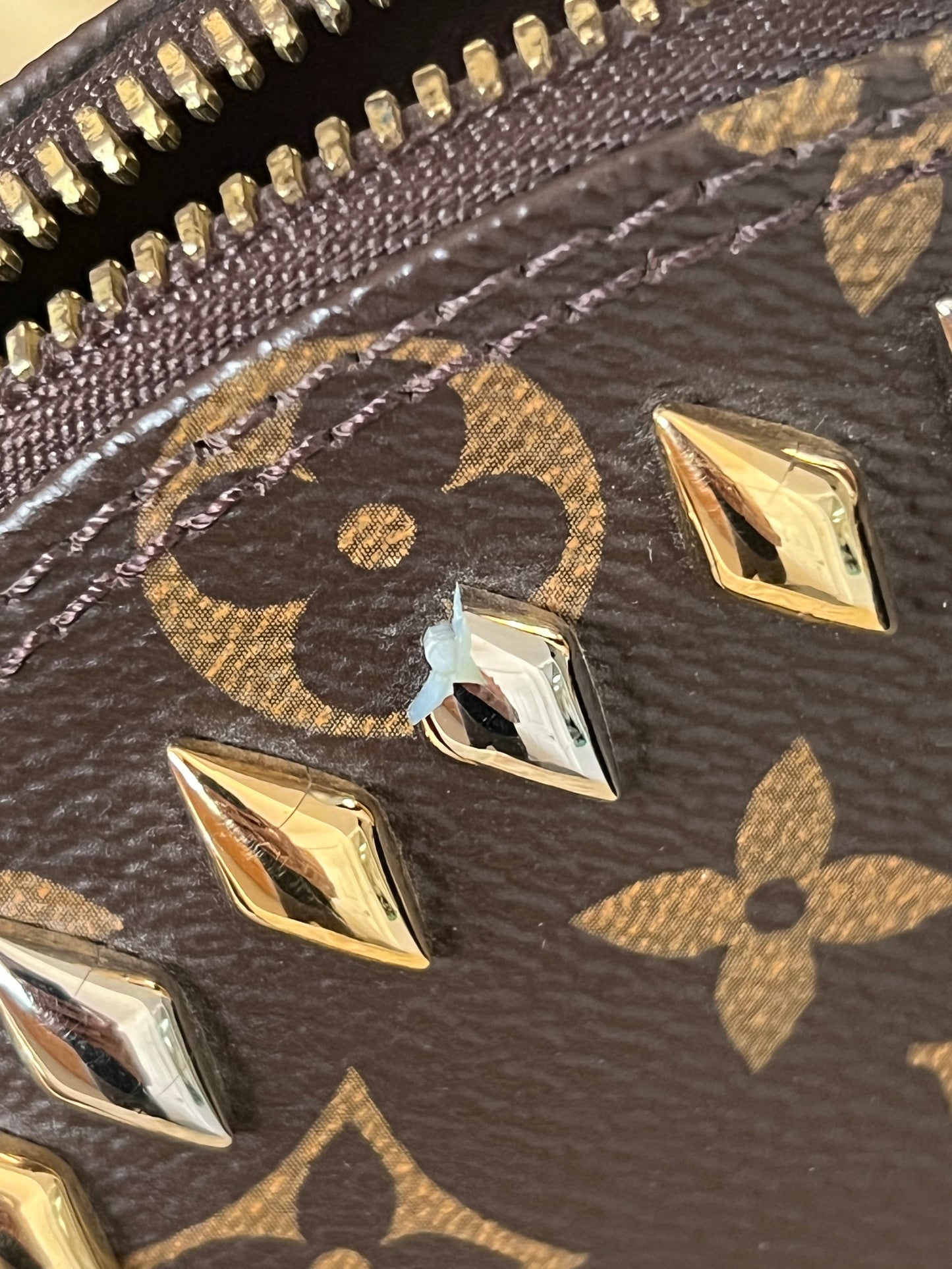 Alma PM Metal Stones