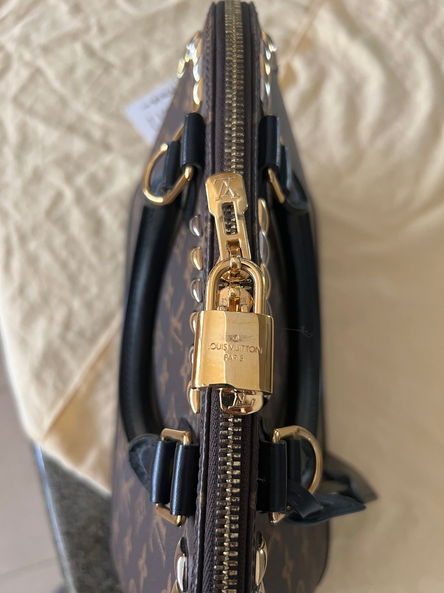 Alma PM Metal Stones