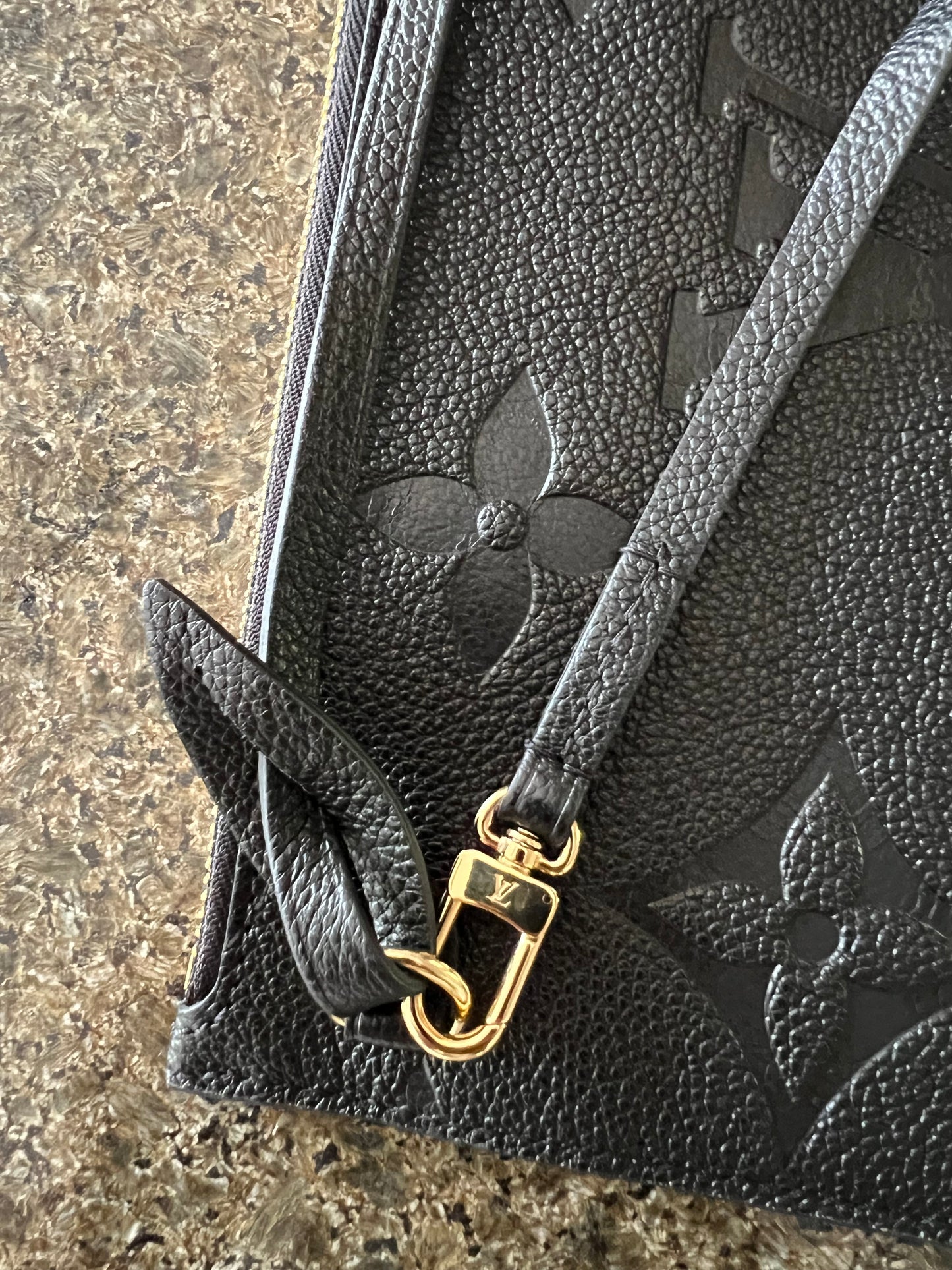Neverfull MM Pouch Empreinte Noir