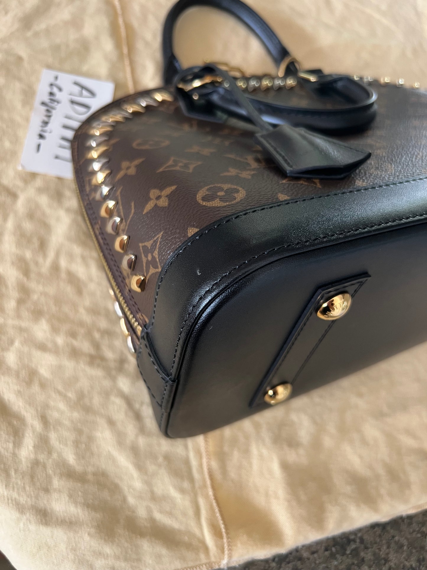 Alma PM Metal Stones