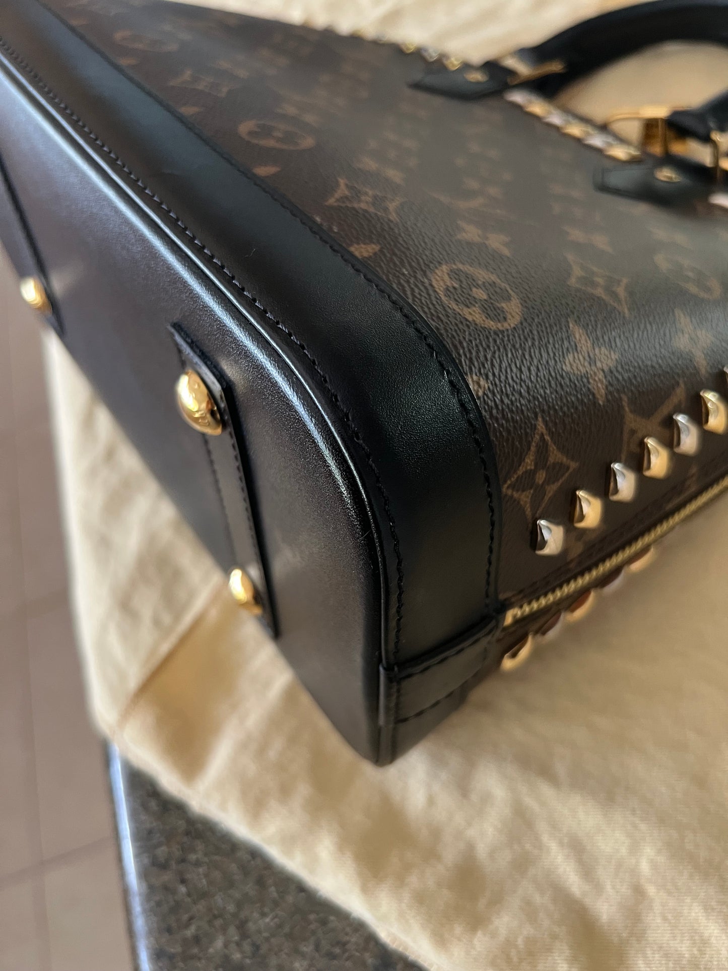 Alma PM Metal Stones