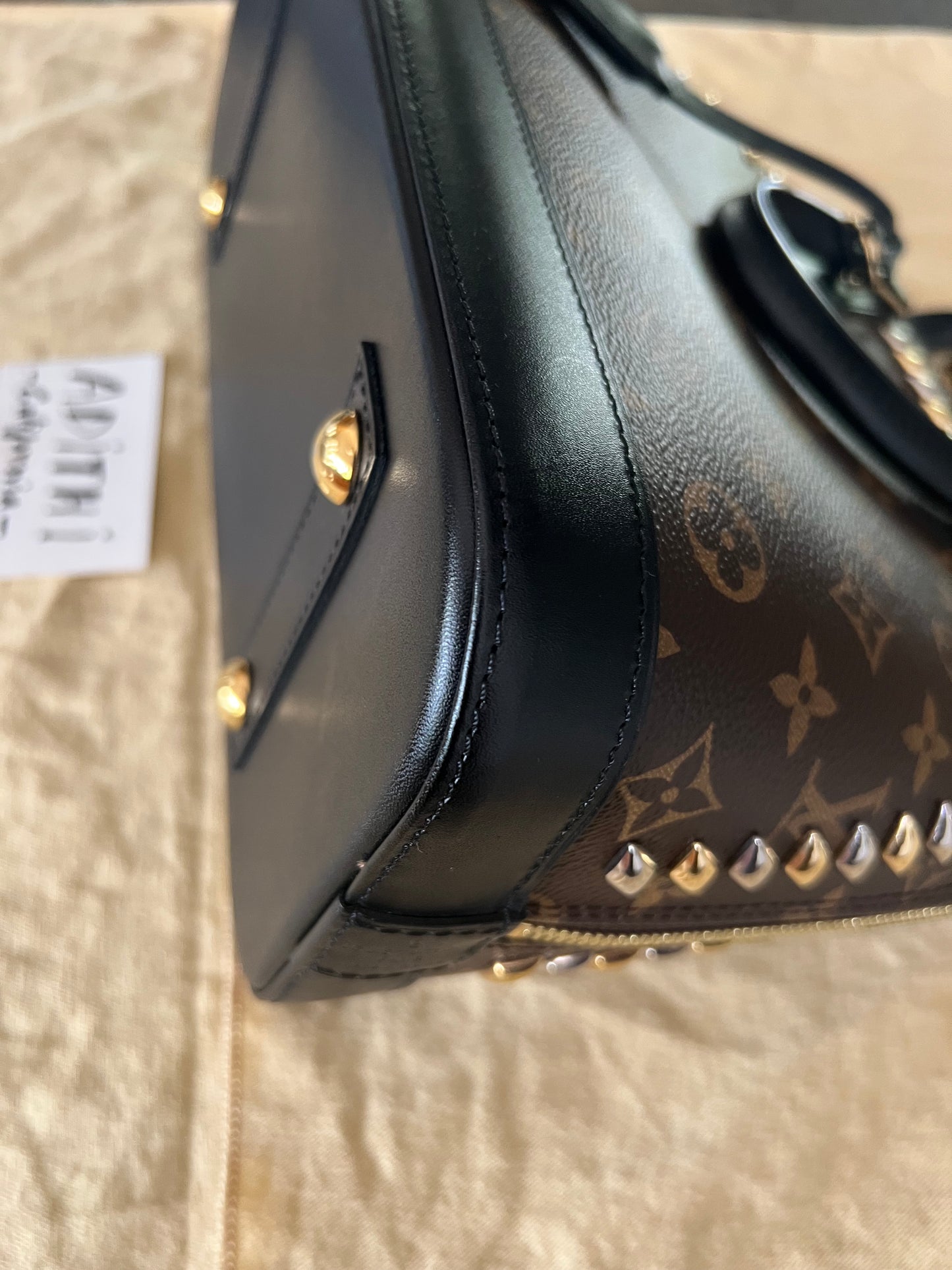 Alma PM Metal Stones