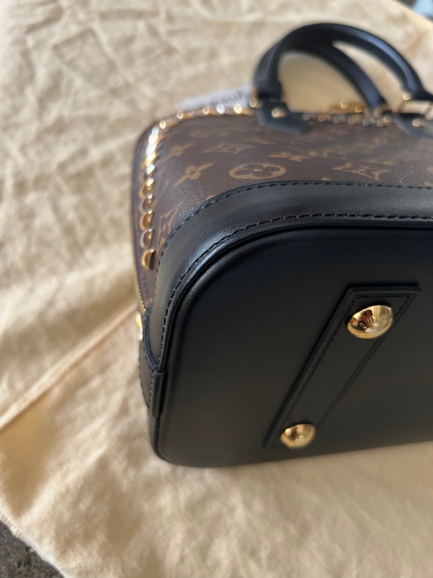 Alma PM Metal Stones