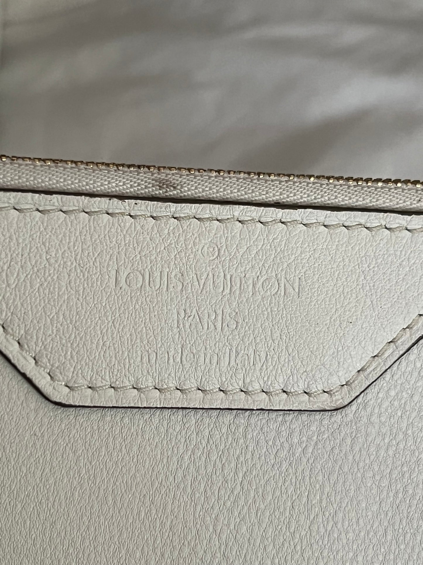 Noe Perforated White with Pouch