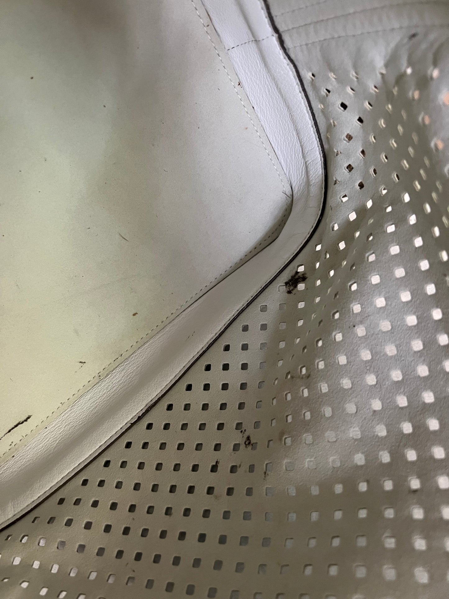 Noe Perforated White with Pouch