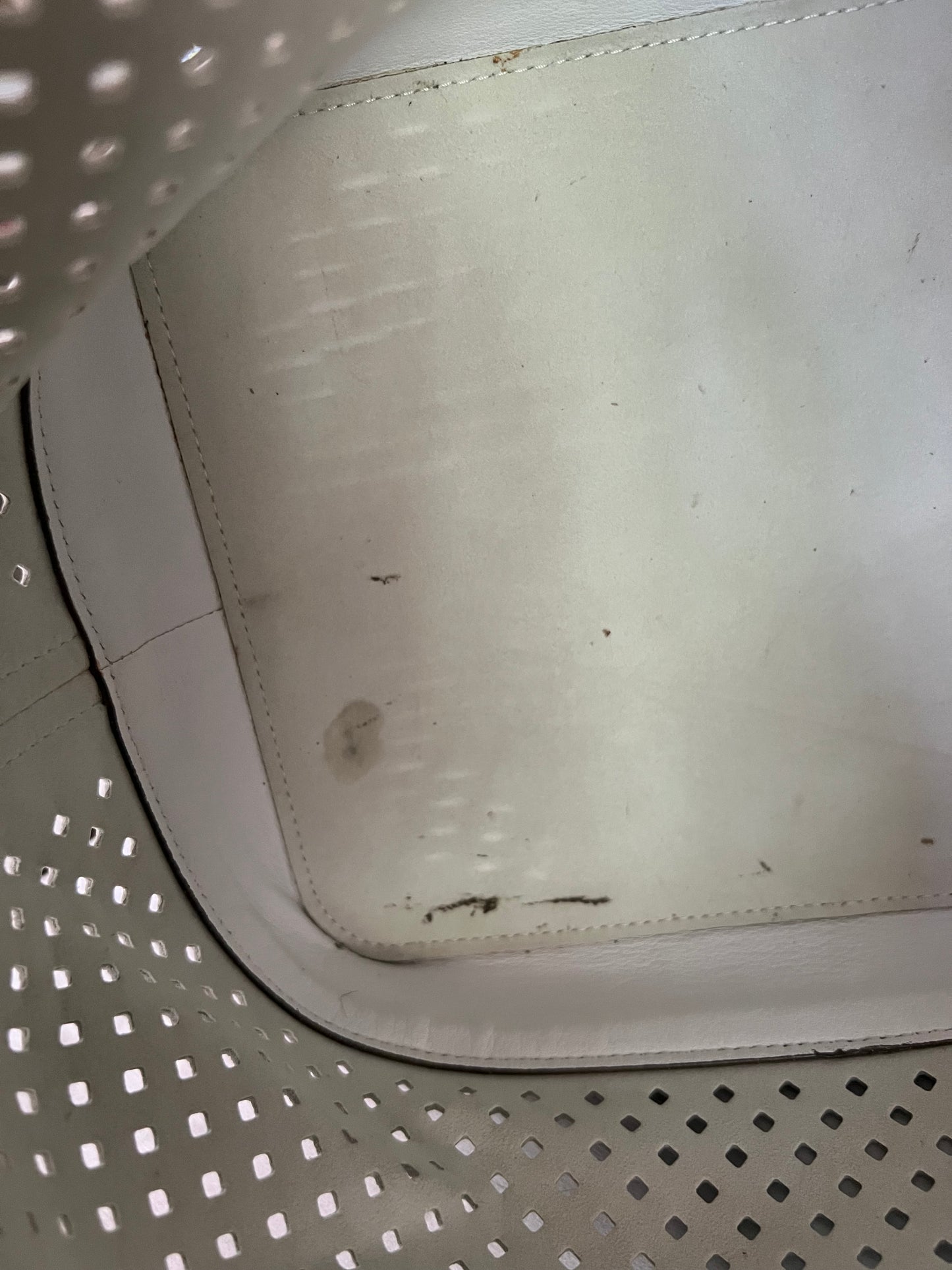 Noe Perforated White with Pouch