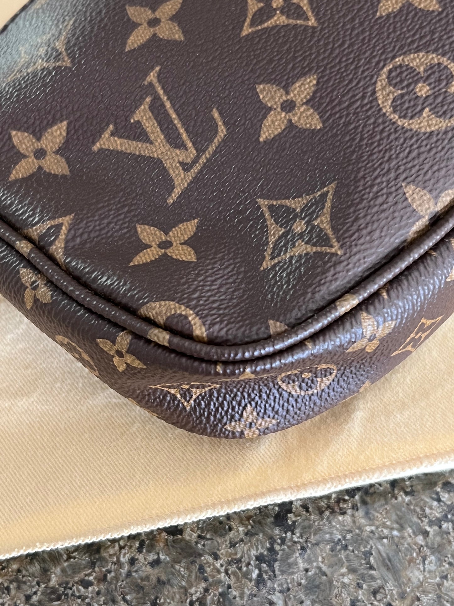 Multi Pochette Accessories World Tour