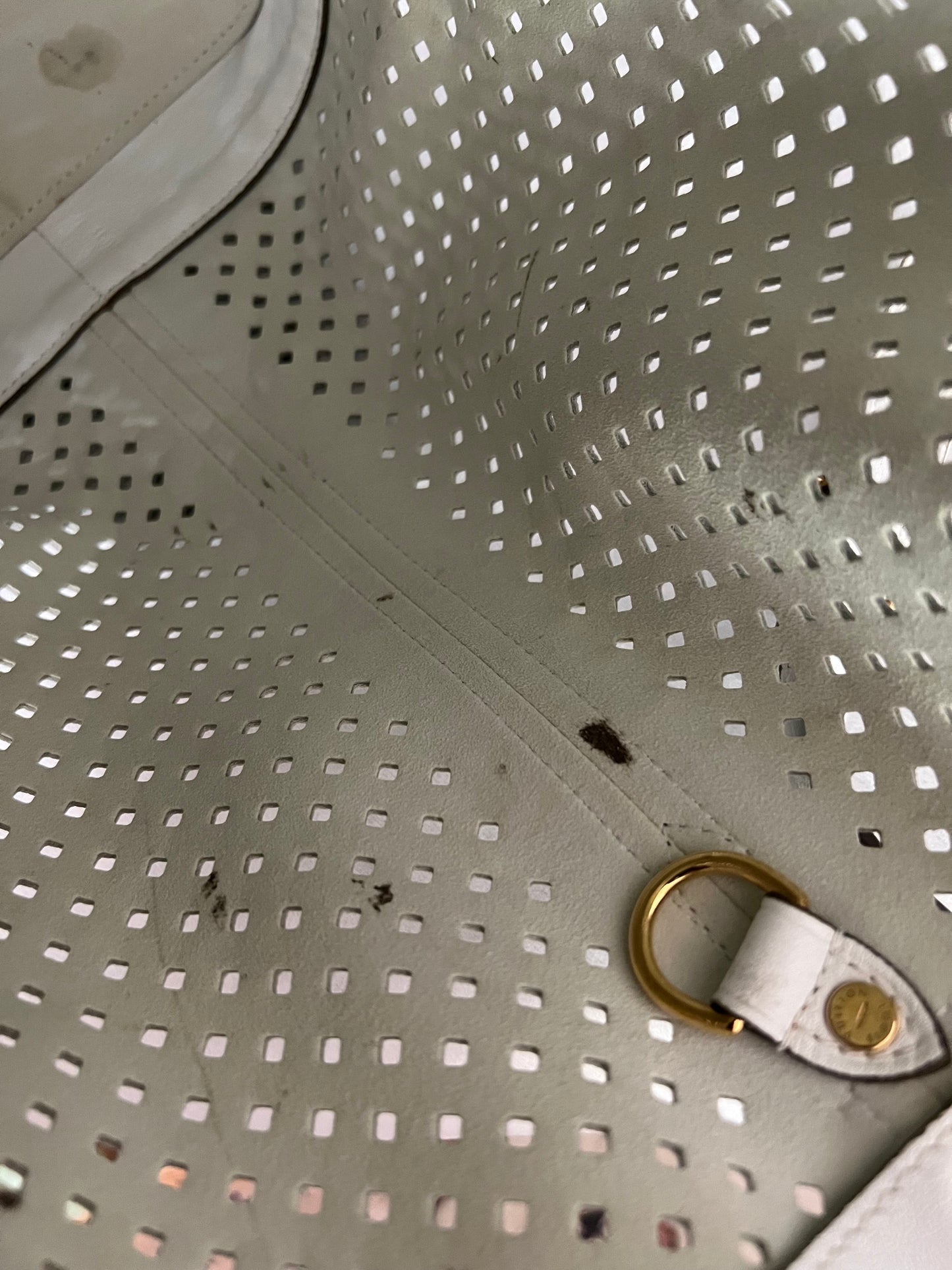 Noe Perforated White with Pouch